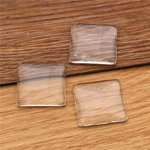 Set de cabujones de cristal transparente cuadrados para joyas DIY sobre madera