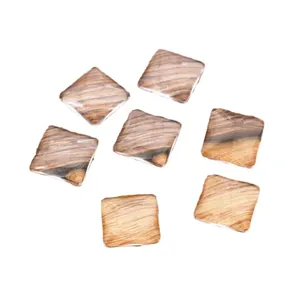 Juego de seis cabujones cuadrados con patrones de vetas de madera bajo domo de vidrio
