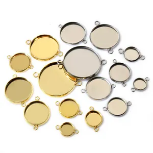 Detail van ronde roestvrijstalen connectoren in goud en zilver voor DIY-sieraden