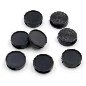 Dettaglio macro della base nera in plastica con foro 10mm per gioielli fai da te e cordini