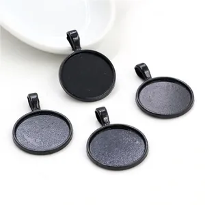Detailansicht von vier schwarzen 20mm Legierungs-Anhängerkalotten für DIY-Schmuckherstellung