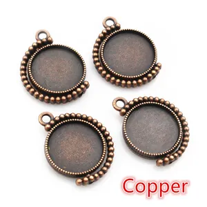 Close-up van vier 16mm antieke koperen hangende trays met kralenrand voor DIY-sieraden