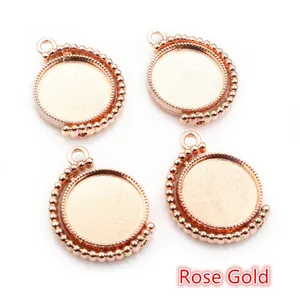 Detail van vier roségouden cabochon instellingen met 16mm binnendiameter en kraalrand