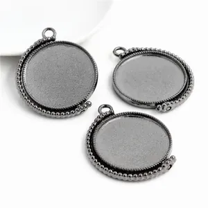 Macro-opname van roterende gunmetal legering DIY hanger trays met decoratieve randen