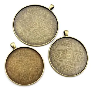 Vista superior detallada de tres bases de colgante en bronce antiguo con mandalas