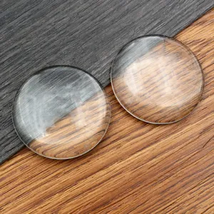 Primer plano de dos domos redondos de cristal transparente para crear joyas DIY colgantes