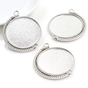 Détail de trois supports de pendentif ronds en alliage argenté pour la création DIY