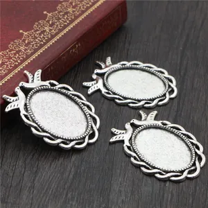 Drei antik-silberne ovale Anhänger-Rohlinge mit Friedenstaube-Rand für DIY-Schmuck