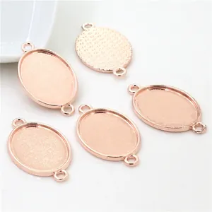 Vue macro des supports de pendentif ovales en or rose 18x25mm avec boucles pour DIY