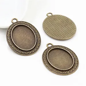 Trois supports de pendentif ovales en bronze vintage pour création de bijoux DIY sur blanc