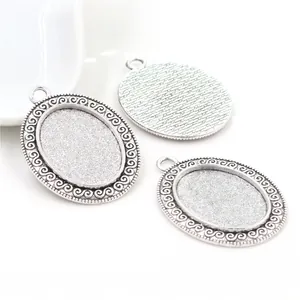 Lot de trois plateaux de pendentifs ovales en alliage argenté vintage avec bords ciselés