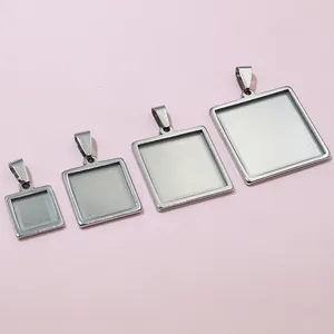 Vue détaillée de quatre supports de pendentifs carrés en acier inoxydable pour bijoux DIY
