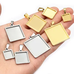 Vue macro de supports de pendentifs carrés en acier inoxydable doré et argenté pour DIY