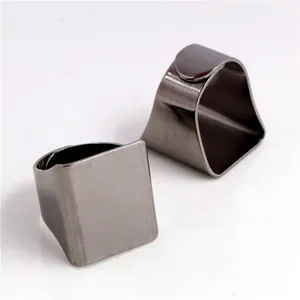 Nahaufnahme von zwei gunmetalfarbenen quadratischen Ringrohlingen mit glattem Metallfinish