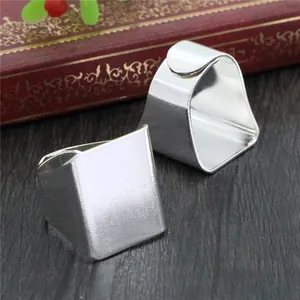 Verstellbare silberne quadratische Legierungsringe für DIY-Schmuck auf Holzhintergrund