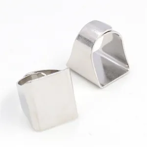 Nahaufnahme silberner quadratischer Legierungsringe mit 20mm Durchmesser für DIY-Schmuck