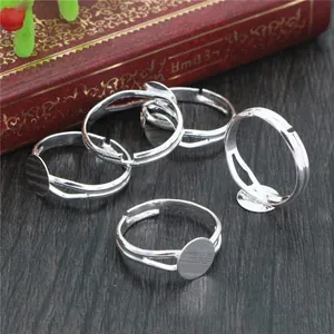 Fünf verstellbare versilberte Ringrohlinge mit flachen runden Platten für DIY-Schmuck
