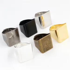 Set mit sechs minimalistischen quadratischen Legierungsringen in verschiedenen Metalloberflächen