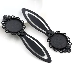Detalle de marcador de metal negro con borde de encaje floral para joyería de DIY