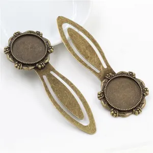 Detailaufnahme der 20mm Bronze-Lesezeichenbasis mit geprägtem floralem Relief