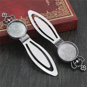 Nahaufnahme von silbernen Lesezeichen mit Kronen-Design und 20mm Cabochon-Basis