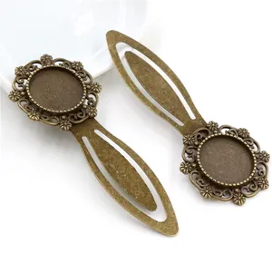 Dettaglio segnalibro in bronzo vintage con base cabochon da 18mm e rilievi floreali