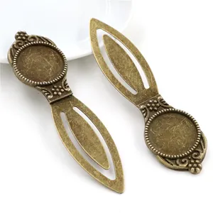 Dettaglio del segnalibro fai-da-te in bronzo antico con base tonda da 18mm e decori floreali
