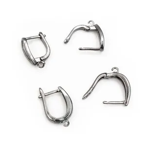Lot de quatre crochets d'oreilles en métal gunmetal avec anneaux pour création de bijoux