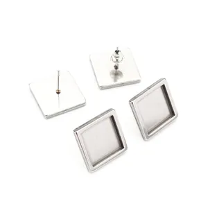 Detalle de bases de pendientes cuadrados de acero plateado para creación de joyas