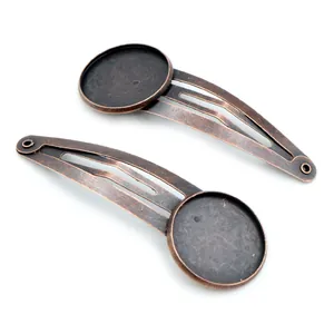 Dettaglio macro delle basi per fermagli BB in bronzo con castone rotondo per fai-da-te