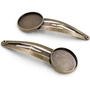 Dettaglio di due fermagli per capelli in bronzo antico con basi tonde per gioielli DIY