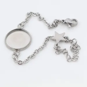 Roestvrijstalen DIY armband met ronde bezel en sterhanger op een witte achtergrond