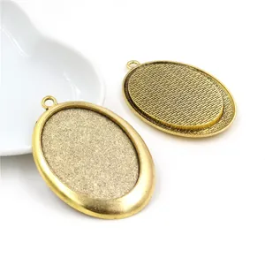 Basi per pendenti ovali 30x40mm in lega oro antico per gioielli fai da te su piatto bianco