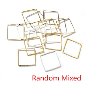 Makroansicht quadratischer Kupfer-Ohrringrahmen in Gold und Silber für DIY-Schmuck