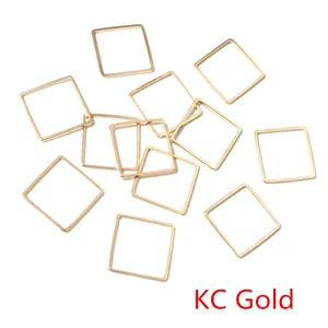 Detailansicht quadratischer hohler Kupferanhänger in KC Gold für DIY-Schmuck