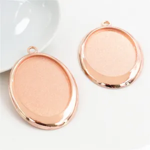 Dettaglio macro della base ovale in oro rosa per ciondoli e creazione gioielli DIY