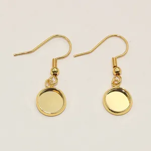 Vue macro de crochets de boucles d'oreilles dorés avec plateau rond pour bijoux DIY