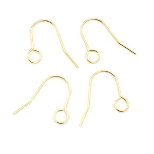 Nahaufnahme von vier goldenen Edelstahl-Ohrhaken für die DIY-Schmuckherstellung