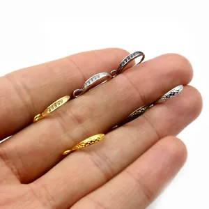 DIY Ohrhaken aus Kupfer mit Zirkonia-Besatz in Gold und Silber auf dem Finger gezeigt