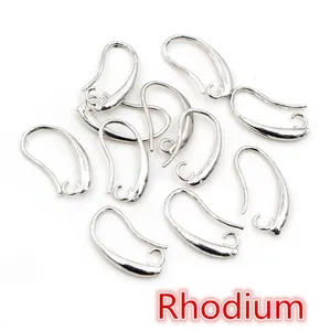 Dettaglio macro di ganci per orecchini a U rodiati per la creazione di gioielli DIY