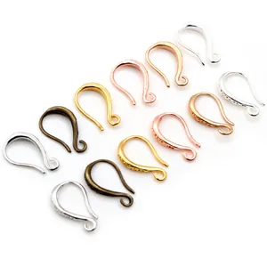 Makro-Detail von DIY-Ohrhaken aus Kupfer in Gold, Silber, Roségold und Bronze-Finish