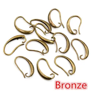 Dettaglio di ganci per orecchini fai-da-te in bronzo per la creazione di gioielli artigianali