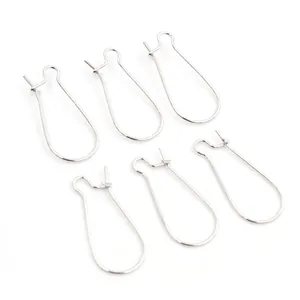 Gros plan de six crochets d'oreilles en argent pour bijoux DIY sur fond blanc pur