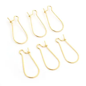 Vue détaillée de six crochets d'oreilles en métal doré en forme de U sur fond blanc