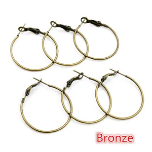 Vue détaillée de trois paires de créoles en bronze avec fermoir levier pour bijoux DIY
