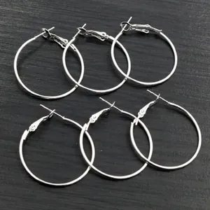 Trois paires de créoles argentées polies avec fermoir à levier pour création de bijoux