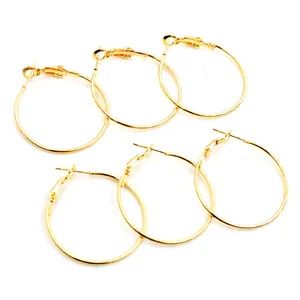 Lot de cinq boucles d'oreilles créoles dorées avec fermoir classique pour bijoux DIY