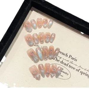 Unghie finte artigianali effetto sirena con perle, texture a conchiglia e dettagli di strass