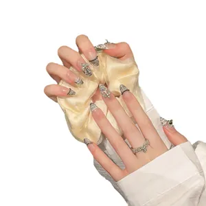 Unghie finte a mandorla gotiche con motivo coccodrillo, strass a croce e perline nere