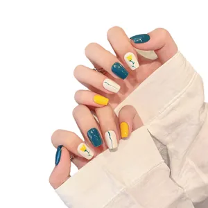 Handgemaakte korte vierkant-ronde press-on nagels met geel-groen tulpenontwerp